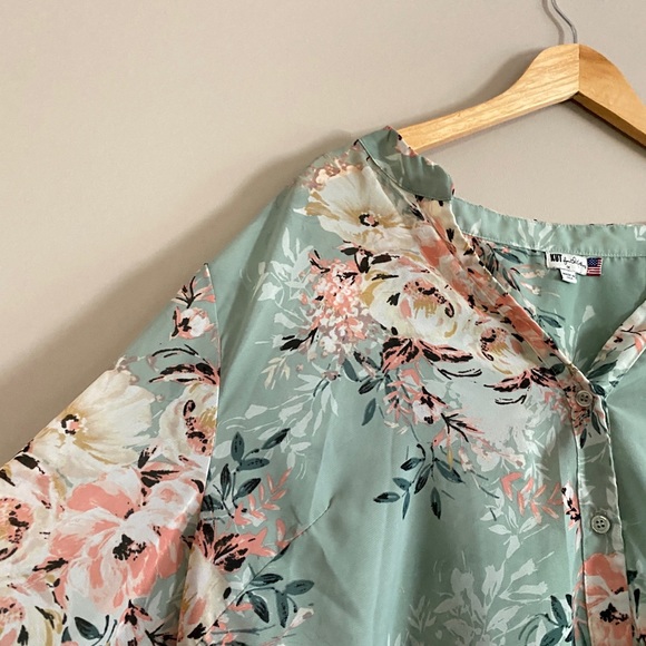 Women’s plus size sheer floral top! - Picture 2 of 3